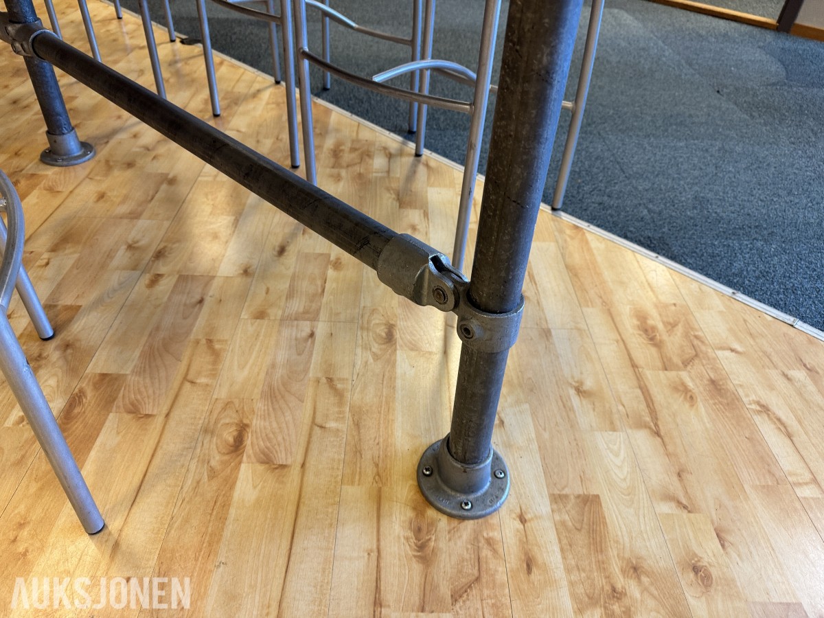 Komplett bar-sett — kurvet industri-barbord + 11 stk barstoler