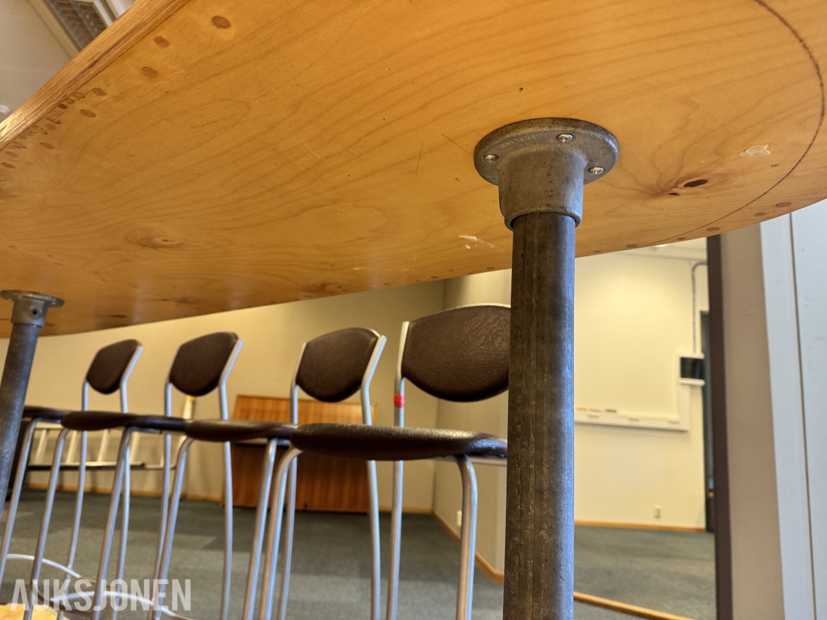 Komplett bar-sett — kurvet industri-barbord + 11 stk barstoler