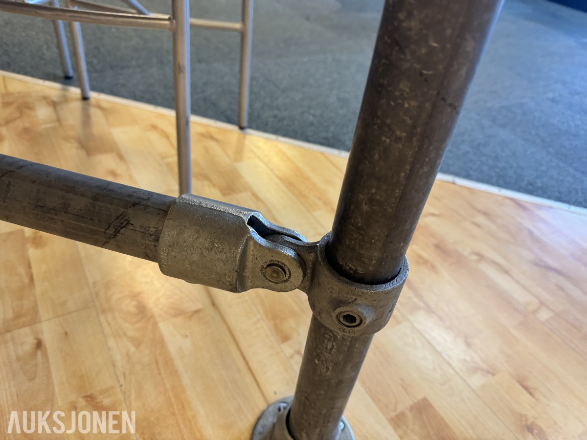Komplett bar-sett — kurvet industri-barbord + 11 stk barstoler
