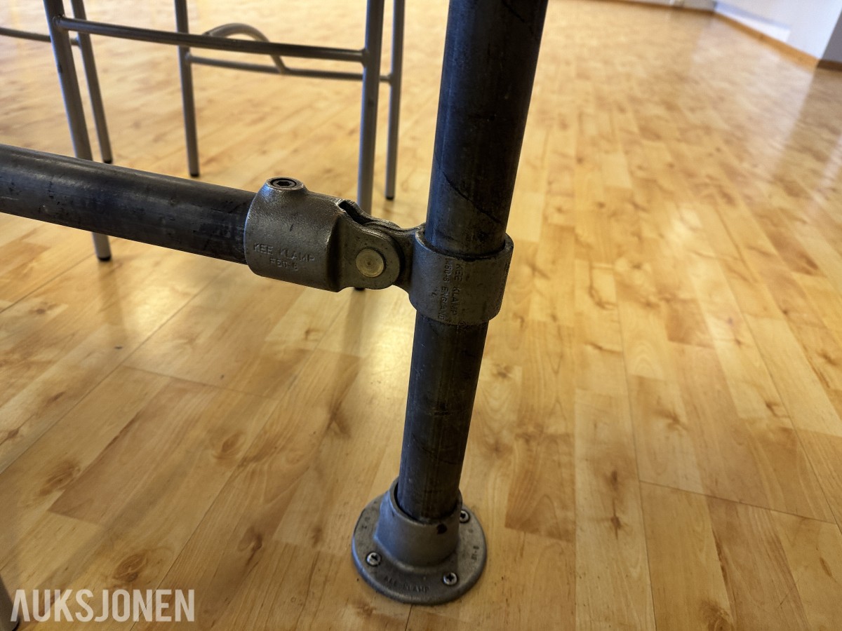 Komplett bar-sett — kurvet industri-barbord + 11 stk barstoler