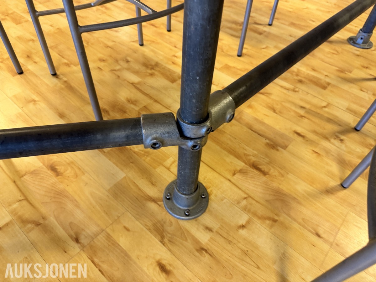 Komplett bar-sett — kurvet industri-barbord + 11 stk barstoler