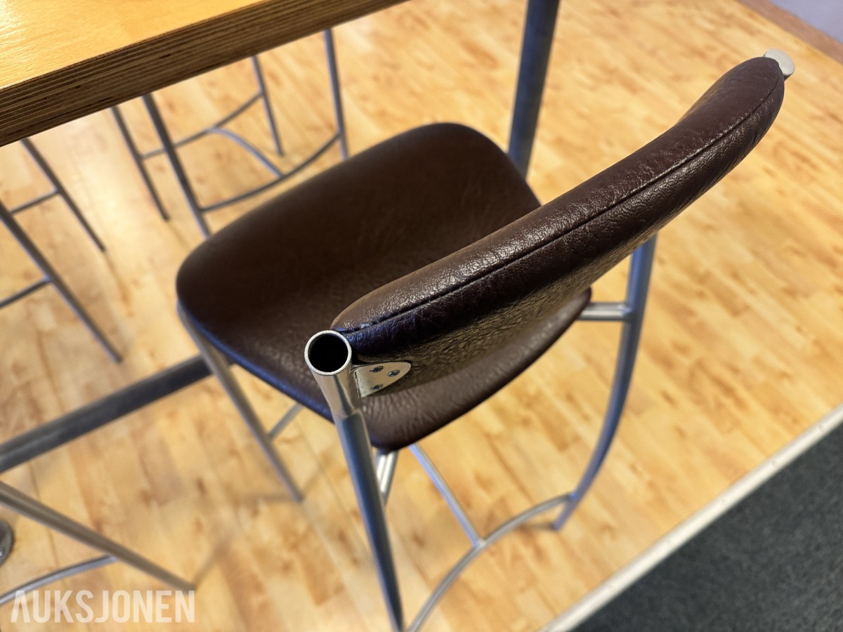 Komplett bar-sett — kurvet industri-barbord + 11 stk barstoler