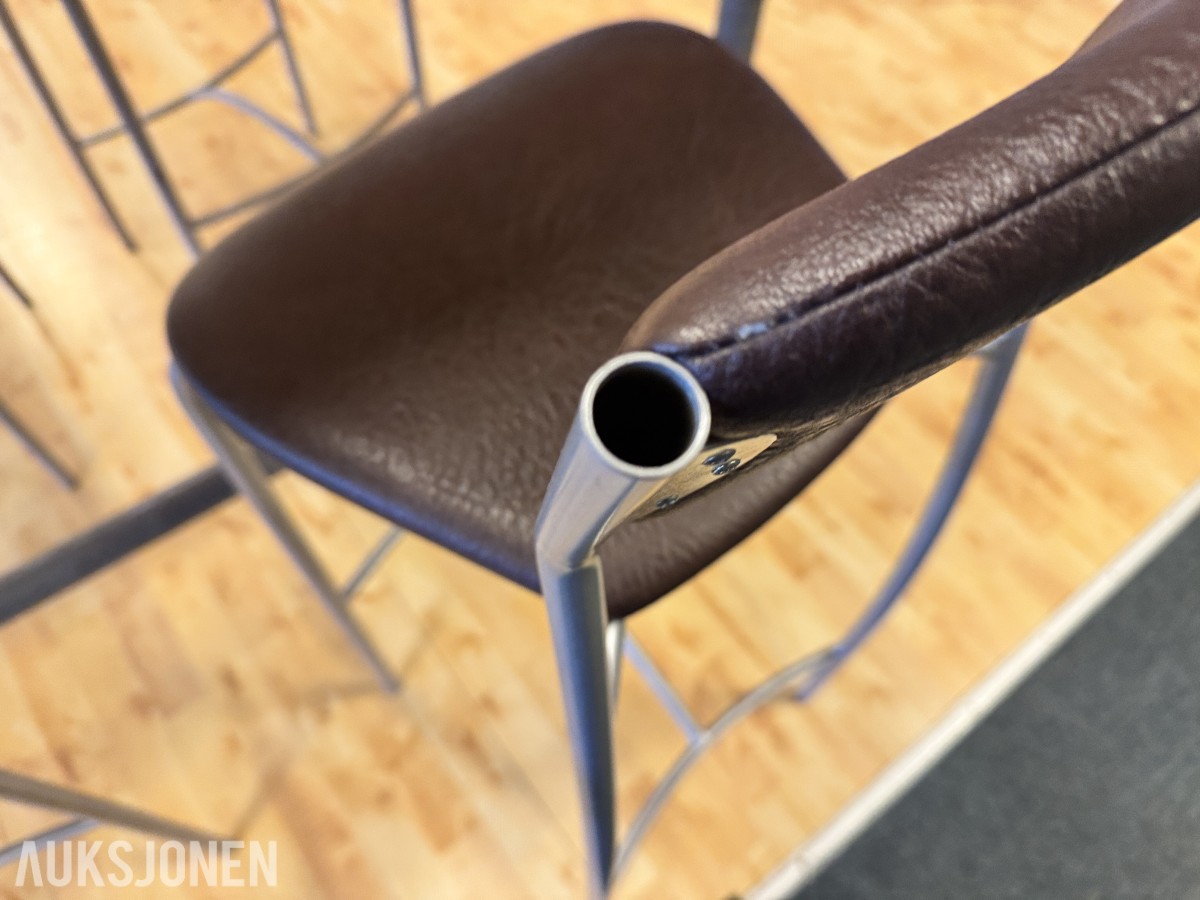 Komplett bar-sett — kurvet industri-barbord + 11 stk barstoler