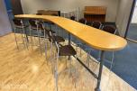 Komplett bar-sett — kurvet industri-barbord + 11 stk barstoler