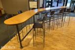 Komplett bar-sett — kurvet industri-barbord + 11 stk barstoler