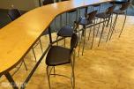 Komplett bar-sett — kurvet industri-barbord + 11 stk barstoler