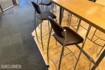 Komplett bar-sett — kurvet industri-barbord + 11 stk barstoler