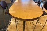 Komplett bar-sett — kurvet industri-barbord + 11 stk barstoler