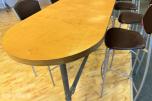 Komplett bar-sett — kurvet industri-barbord + 11 stk barstoler