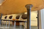 Komplett bar-sett — kurvet industri-barbord + 11 stk barstoler