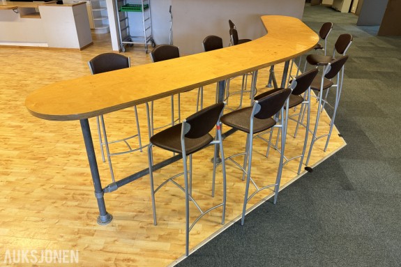 Komplett bar-sett — kurvet industri-barbord + 11 stk barstoler