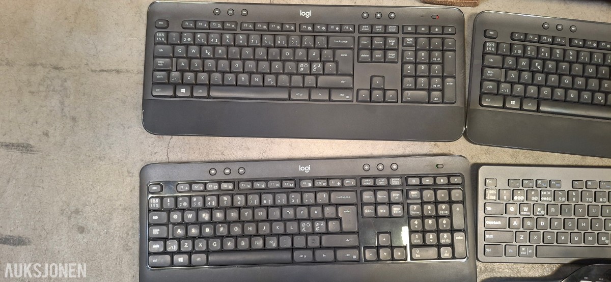 IT-utstyrsparti med skjermer, dockingstasjoner, Logitech Group og tilbehør