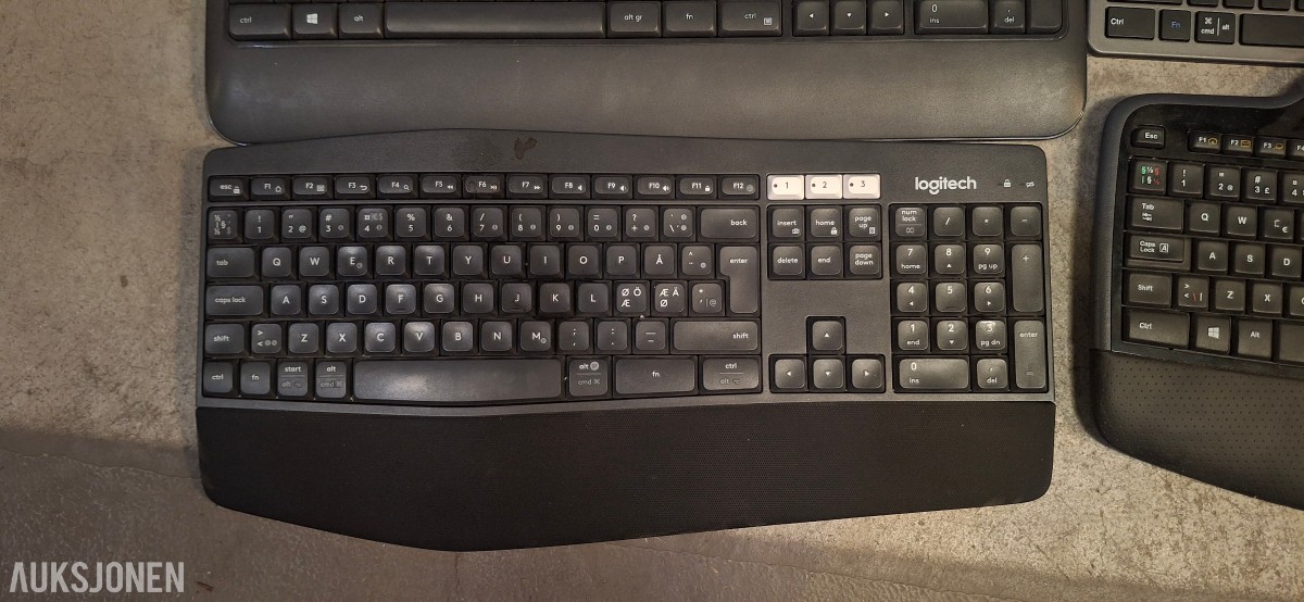 IT-utstyrsparti med skjermer, dockingstasjoner, Logitech Group og tilbehør