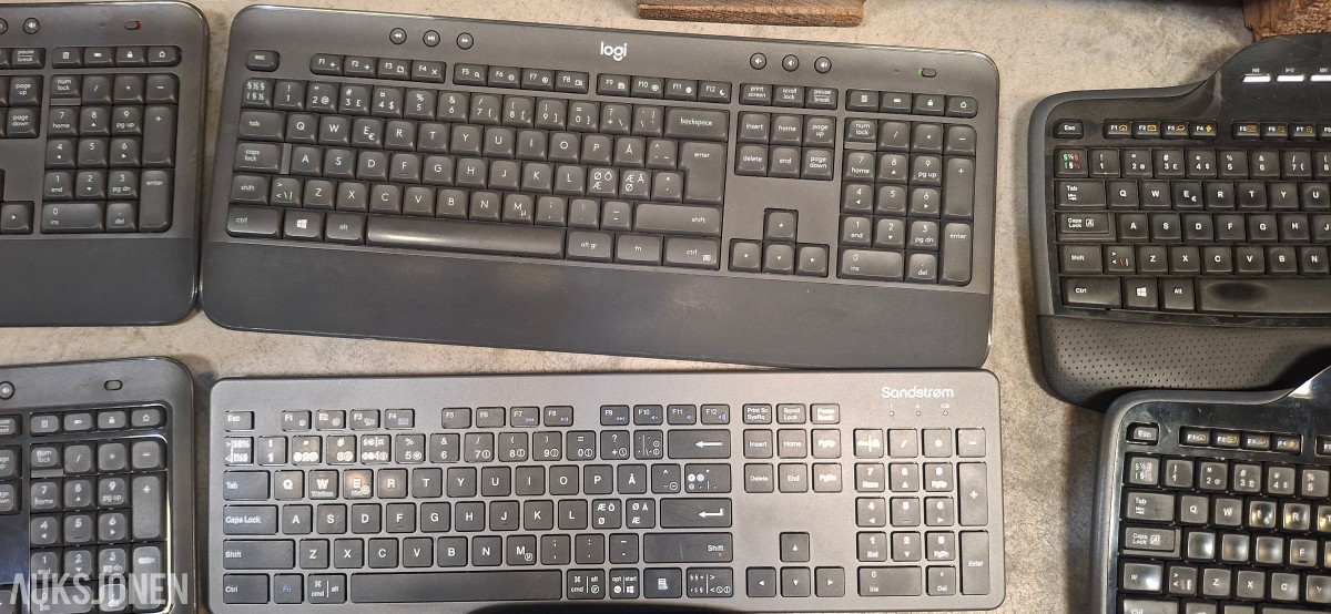 IT-utstyrsparti med skjermer, dockingstasjoner, Logitech Group og tilbehør