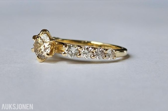1.28CT DIAMANTRING I 14K GULL. HELT NATURLIGE DIAMANTER! TAKSTBREV OG SERTIFIKAT! - 72 timers auksjon