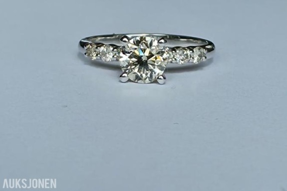0.77CT DIAMANTRING I 14K GULL. HELT NATURLIGE DIAMANTER! TAKSTBREV OG SERTIFIKAT!