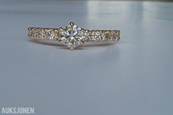 1.11CT DIAMANTRING I 14K GULL. HELT NATURLIGE DIAMANTER! TAKSTBREV OG SERTIFIKAT! - 72 timers auksjon