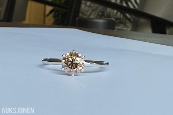 1.03CT ENSTENS DIAMANTRING I 14K GULL. HELT NATURLIG DIAMANT! TAKSTBREV OG SERTIFIKAT! - 72 timers auksjon