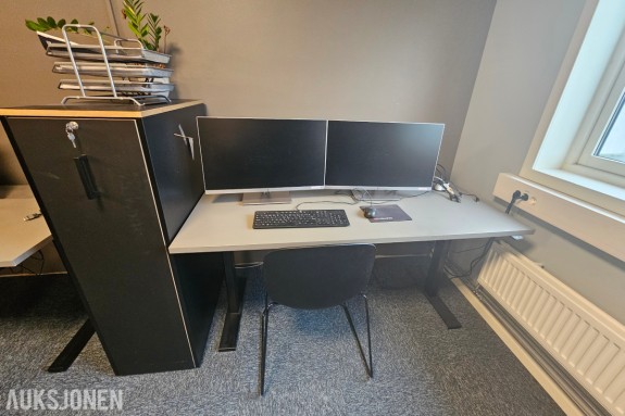 Kontorinnredning med Linak hev/senk skrivebord, arkivskap, 2 stk 27 tommer skjerm, stol, tastatur og mus