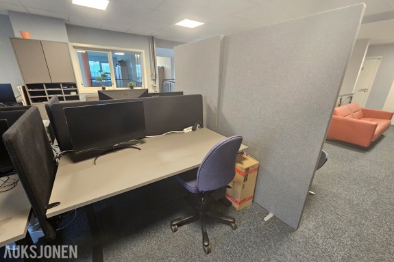 Kontorinnredning med Linak hev/senk skrivebord, 27 tommer skjerm, kinnarps kontorstol og bordskjermer