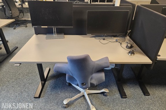 Kontorinnredning med Linak hev/senk skrivebord, 2 stk skjermer, spacemouse, kontorstol og 1 stk bordskjerm