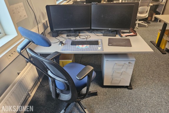 Kontormøbler med Linak hev/senk skrivebord, 2 stk skjermer, Logitch webkamera, spacemouse, skuffeseksjon og håg kontorstol