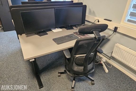 Kontorinnredning med Linak hev/senk skrivebord, 2 stk 27 tommer skjermer, håg kontorstol, tastatur og mus