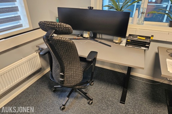 Linak hev/senk skrivebord, Samsung 49 tommer buet skjerm, logi webkamera og håg kontorstol