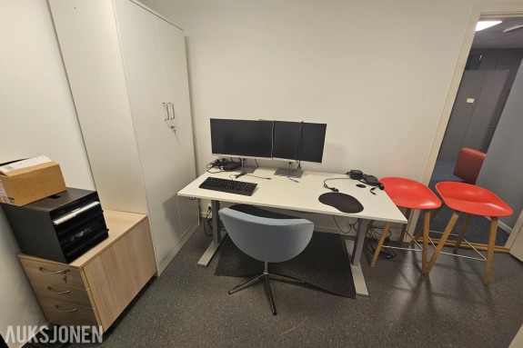 Hev/senk skrivebord, 2 stk 27 tommer skjerm, stoler og arkivskap