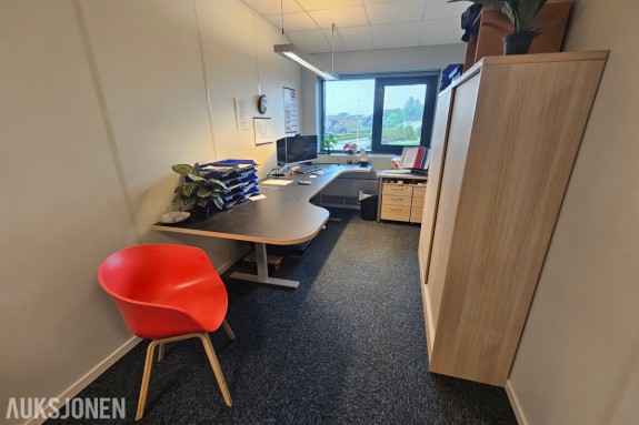 Linak Elektrisk hev/senk skrivebord, to skjermer, Brother multifunksjonsskriver, webkamera og arkivskap