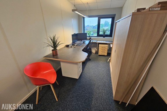 Fullt utstyrt kontor med Linak hev/senk skrivebord, to dataskjermer, logi webkamera, håg kontorstol, arkivskap