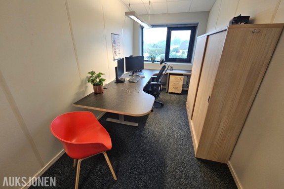 Fullt utstyrt kontor med Linak hev/senk skrivebord, to dataskjermer, logi webkamera, håg kontorstol, arkivskap og hp printer