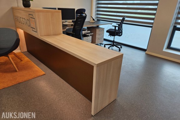 Resepsjon - Disk med hyller, hev/senk skrivebord, to samsung skjermer, printer, håg stoler og arkivskap med hyller