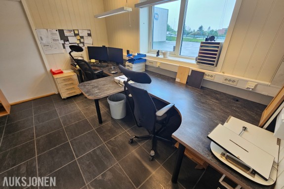 Fullt utstyrt kontor for to med skrivebord, 2 stk skjermer, logi webkamera, to stk håg stoler, arkivskap