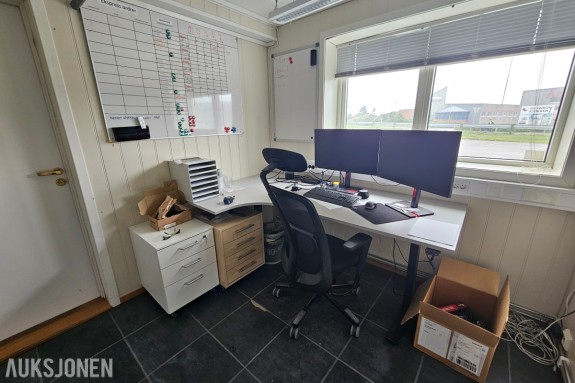 Kontor med hev/senk skrivebord, to stk skjermer, kontorstol, arkivskap, loungestol, tastatur og mus