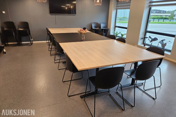 Pauserom / kontor med 4 stk eikebord, 2 stk sorte bord og sorte plaststoler