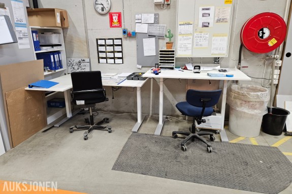 Arbeidsstasjon med to stk Linak hev/senk skrivebord, 2 stoler og HP laserjet printer