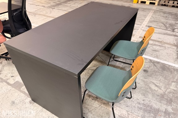 Høyt møtebord med 3 stk stoler 160 x 80 cm
