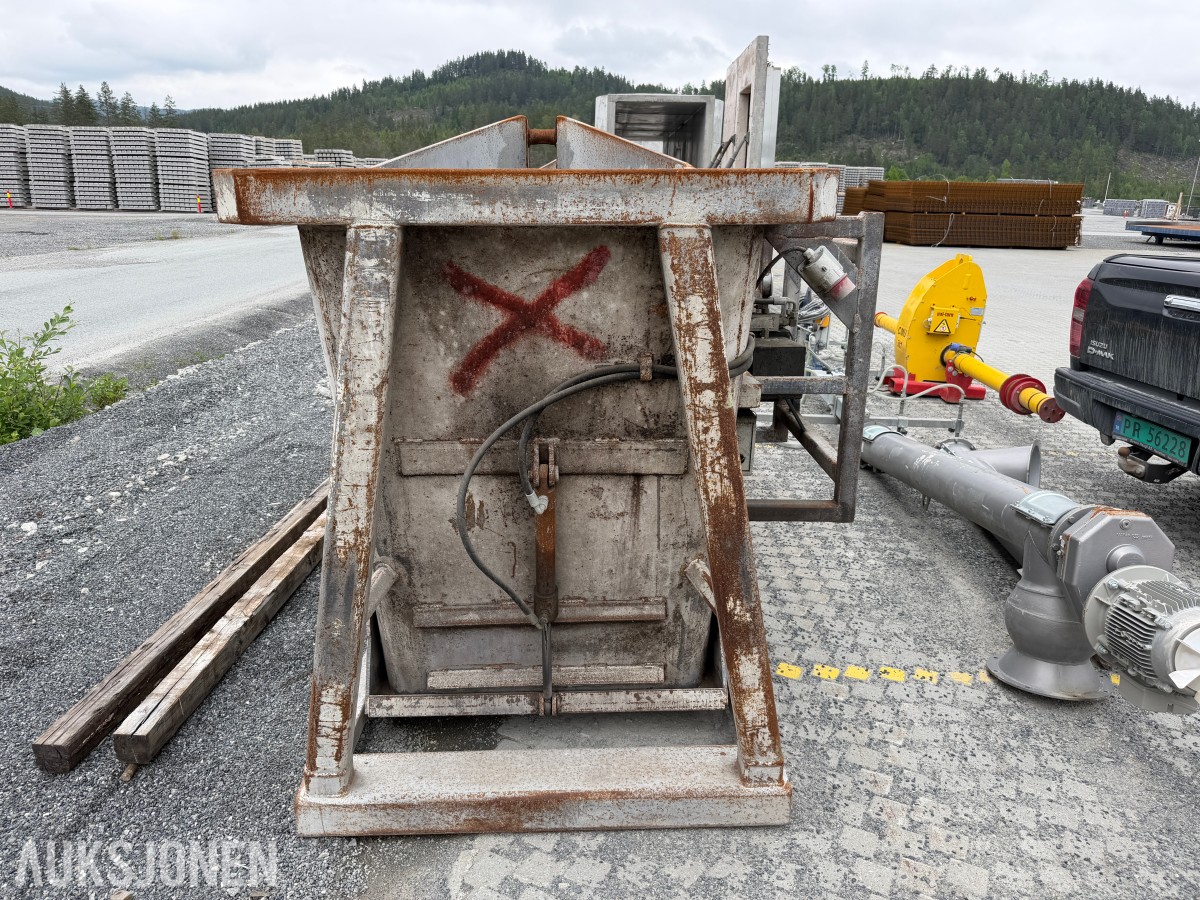 2 stk. Betongtobb selges samlet / Godt vedlikeholdt / Gått innendørs
