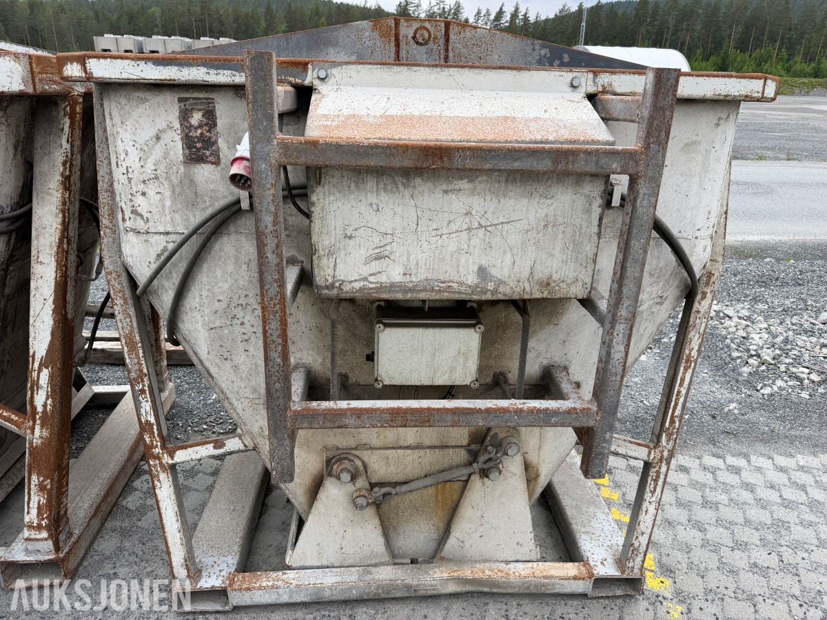 2 stk. Betongtobb selges samlet / Godt vedlikeholdt / Gått innendørs
