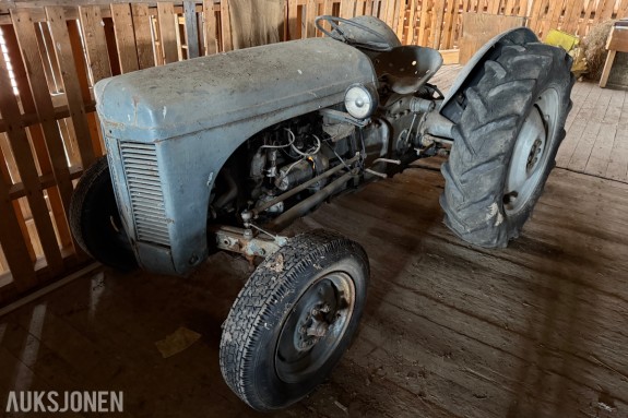 1952 Ferguson TE20 / Gråtass