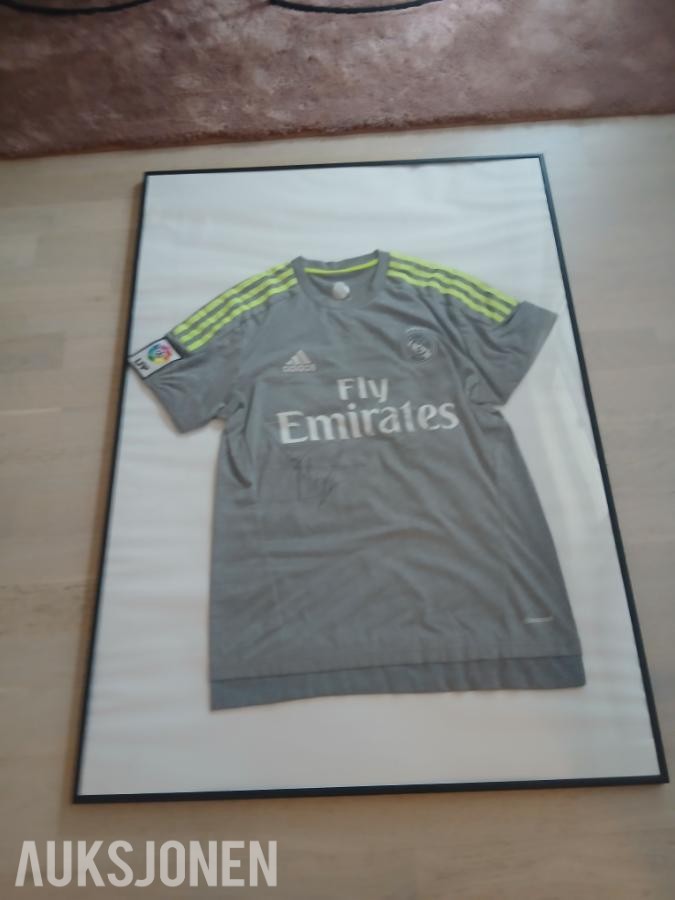 2015 Real Madrid Adidas fotballtrøye, med signatur fra Martin Ødegaard