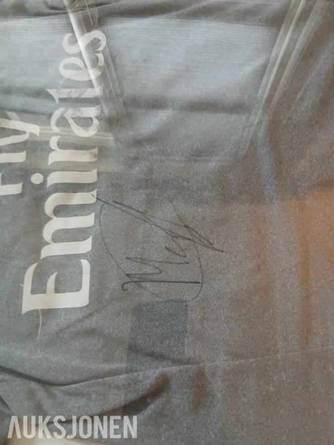 2015 Real Madrid Adidas fotballtrøye, med signatur fra Martin Ødegaard