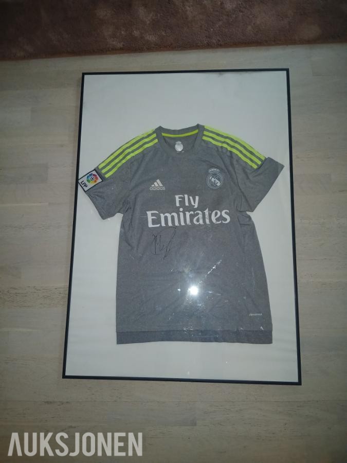 2015 Real Madrid Adidas fotballtrøye, med signatur fra Martin Ødegaard