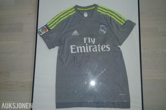 2015 Real Madrid Adidas fotballtrøye, med signatur fra Martin Ødegaard