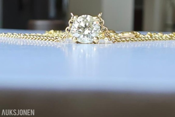 0.61CT ENSTENS DIAMANTANHENG I 14K GULL. HELT NATURLIG DIAMANT! TAKSTBREV OG SERTIFIKAT!