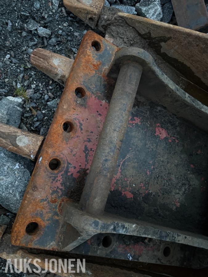 Plate med S70 feste til gravemaskin