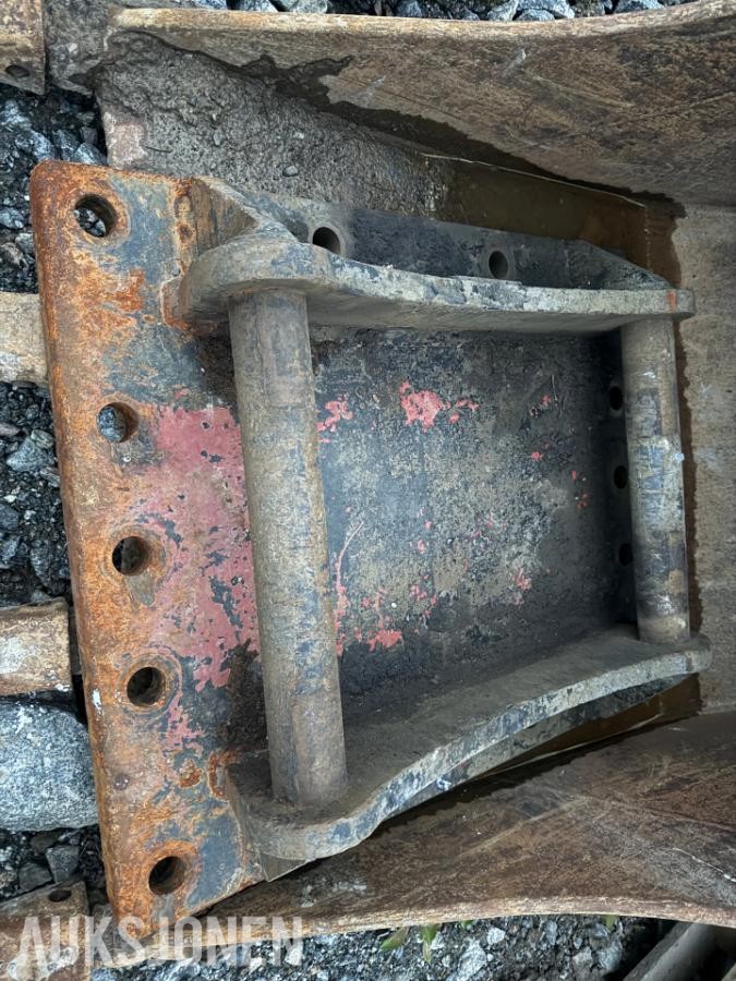 Plate med S70 feste til gravemaskin