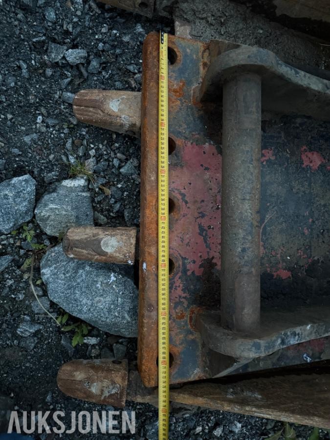 Plate med S70 feste til gravemaskin