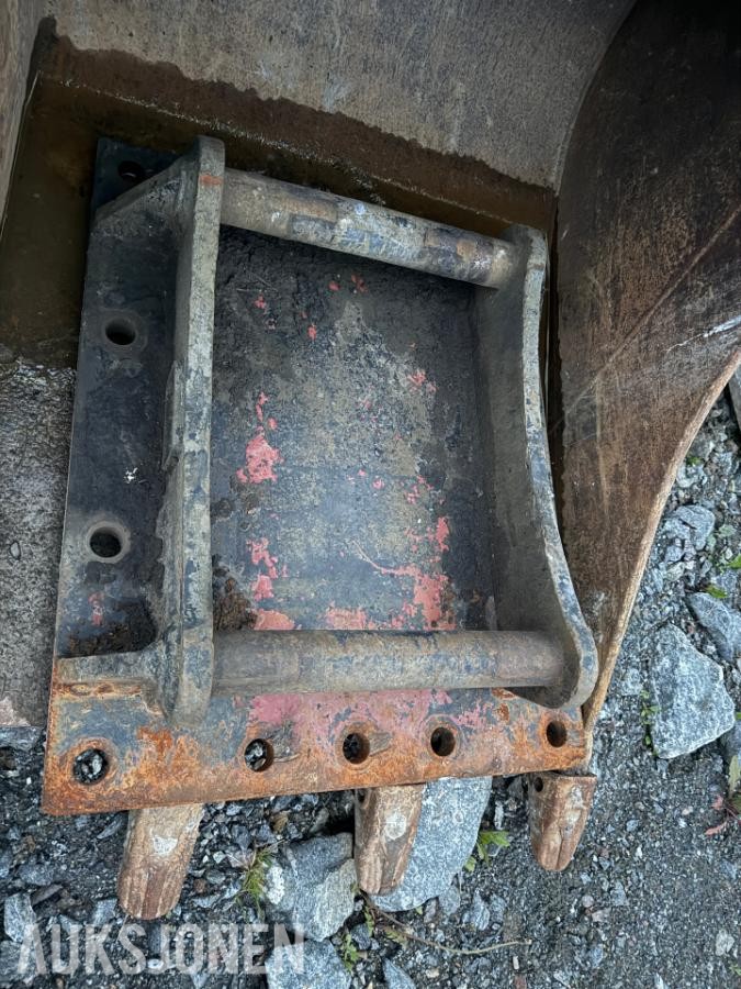 Plate med S70 feste til gravemaskin